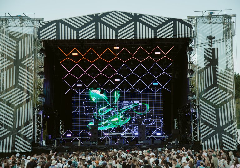 Rhythm and Alps music festival lighting LED screen AV Queenstown